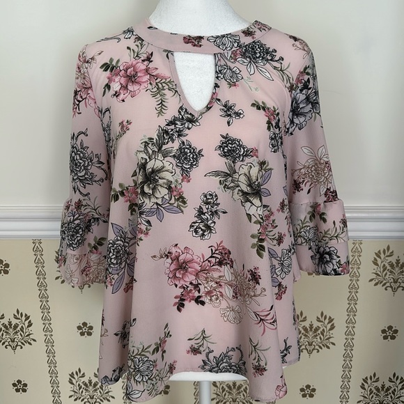 URBAN Romantics Tops - Urban Romantics Pink Blush Floral Flowy Blouse M Tiered Bell Sleeves Keyhole